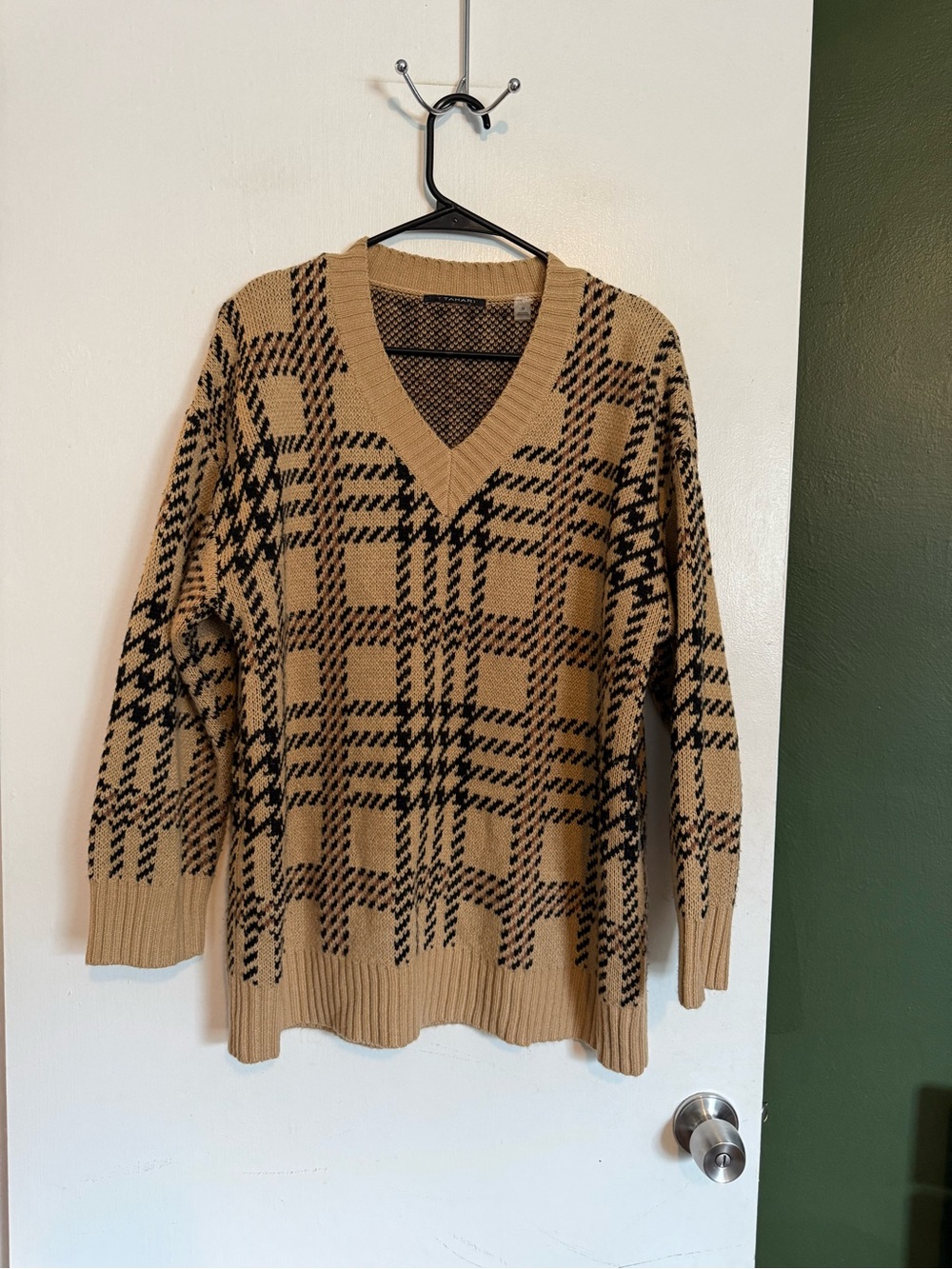 T Tahari tan and black plaid v neck oversized fit sweater size medium